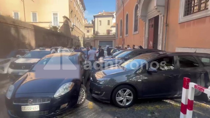 Banda delle minicar a Roma, l'uscita di uno degli indagati dal tribunale per i minorenni Banda delle minicar a Roma, l'uscita di uno degli indagati dal tribunale per i minorenni