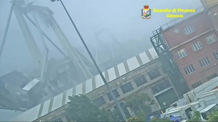 Otto anni fa il crollo del ponte Morandi, il video della tragedia