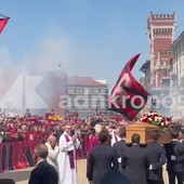 Baresi, centinaia di tifosi per l'ultimo saluto tra fumogeni e bandiere con n.6 Baresi, centinaia di tifosi per l'ultimo saluto tra fumogeni e bandiere con n.6