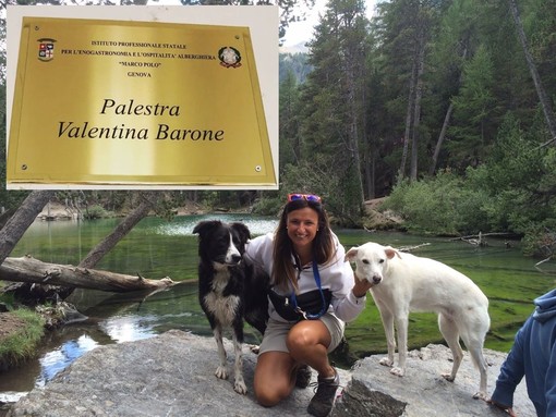 Valentina Barone con due cani e la targa di intitolazione
