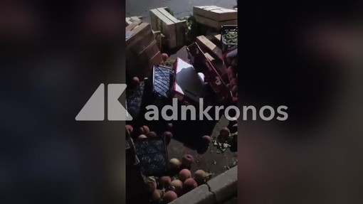 Si rifiuta di pagare mille euro, negozio devastato a Fidene Si rifiuta di pagare mille euro, negozio devastato a Fidene