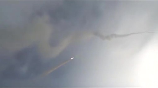 Iran colpisce basi americane in Kuwait e Bahrein, i video dei missili di Teheran