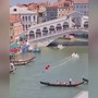 Venezia, avvistato un delfino nel Canal Grande. Il sindaco: "Proteggiamolo" Venezia, avvistato un delfino nel Canal Grande. Il sindaco: "Proteggiamolo"