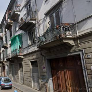 Blitz anti-droga nel condominio d’Aurora covo di spaccio e irregolari: due arresti