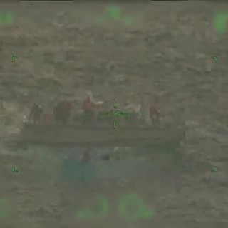 Sopravvivono cinque giorni nell'oceano su un contenitore del ghiaccio, salvati due pescatori