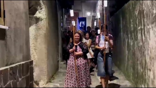 Prima processione digitale in Italia, il santo è uno schermo e i lumini sono smartphone