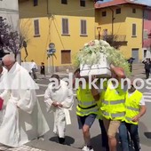 Bimba morta in piscina, a Suisio l'ultimo addio ad Alice