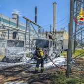 Moncalieri, a fuoco due mezzi pesanti: i pompieri riportano l'area in sicurezza