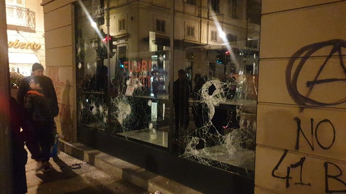 Una vetrina danneggiata durante il corteo