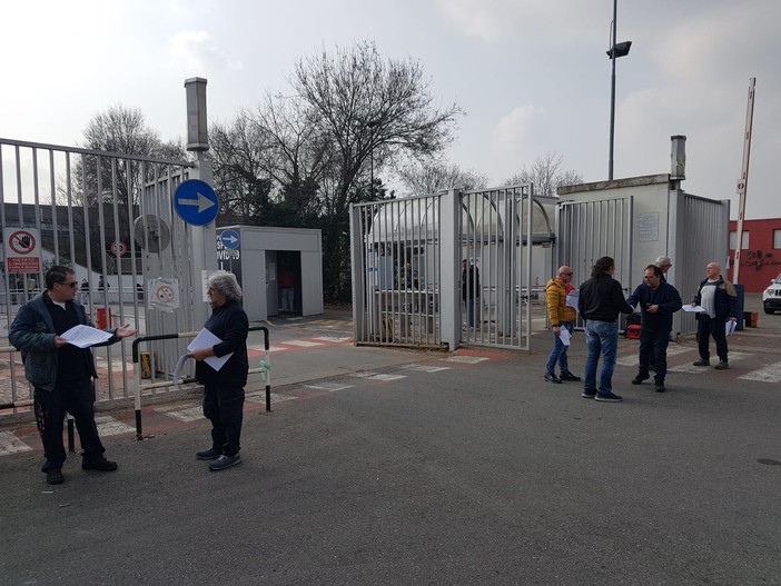 Nuovo volantinaggio domani alla Porta 2 di Mirafiori Nuovo volantinaggio domani alla Porta 2 di Mirafiori