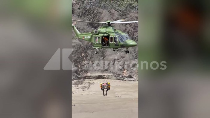 Alluvione in Nepal, le immagini girate da un italiano salvato in elicottero Alluvione in Nepal, le immagini girate da un italiano salvato in elicottero