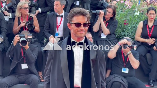Venezia 2026, tutti pazzi per il visconte di 'Bridgerton' Jonathan Bailey