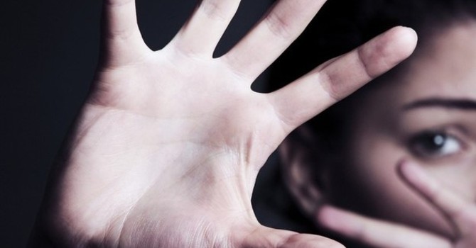 Tenta di baciarla a forza, la getta a terra e la molesta: arrestato 33enne per violenza sessuale