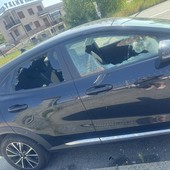 Vandali in azione a Moncalieri: vetri infranti e auto rovinate in strada Carignano