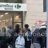 Guerriglia ancora a Milano, assaltato il Carrefour di via Torino Guerriglia ancora a Milano, assaltato il Carrefour di via Torino