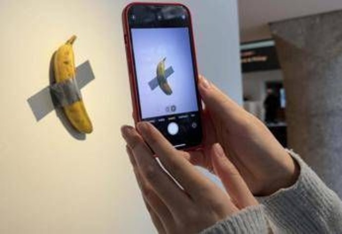La banana di Cattelan sparisce ancora, rubata dal museo Pompidou-Metz in Francia La banana di Cattelan sparisce ancora, rubata dal museo Pompidou-Metz in Francia