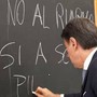 Conte a scuola, il messaggio contro il riarmo: c'è un errore alla lavagna
