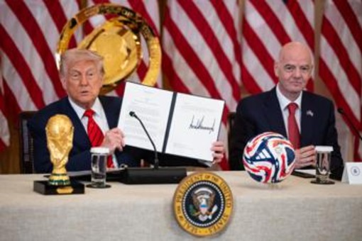 Mondiali, Infantino: "Trump consegnerà la Coppa del Mondo insieme a me" Mondiali, Infantino: "Trump consegnerà la Coppa del Mondo insieme a me"