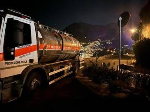 Vasto incendio a Positano provoca frana su strada 'Amalfitana', al lavoro vigili del fuoco