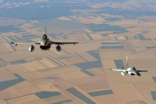 Caccia Nato abbattono drone in Lituania. Trump: "Stop raid su raffinerie, sì di Ucraina e Russia" Caccia Nato abbattono drone in Lituania. Trump: "Stop raid su raffinerie, sì di Ucraina e Russia"