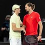 Zverev 'segue' Federer e attacca: &quot;I tornei favoriscono Sinner e Alcaraz con le superfici&quot;. La risposta di Jannik