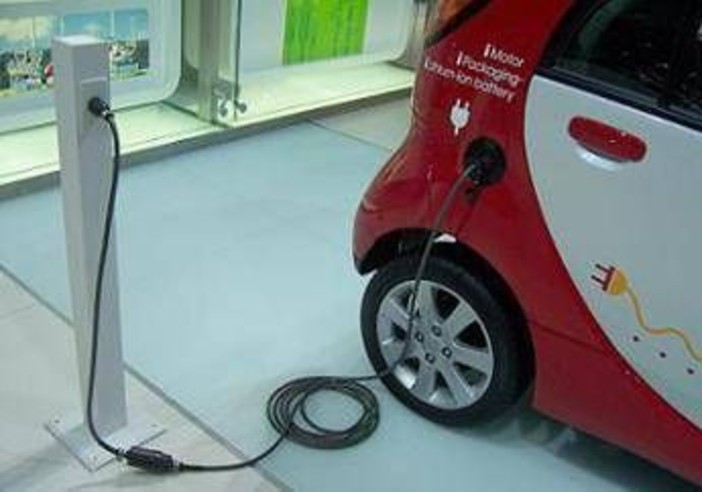 Bonus auto elettriche 2025, oggi il click day per gli incentivi: requisiti, come richiederlo Bonus auto elettriche 2025, oggi il click day per gli incentivi: requisiti, come richiederlo