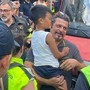 Allen ritrovato, il vigile del fuoco della foto iconica: &quot;Giornata che ripaga momenti difficili&quot;