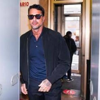 Fabrizio Corona senza patente fugge ad alt carabinieri, denunciato Fabrizio Corona senza patente fugge ad alt carabinieri, denunciato