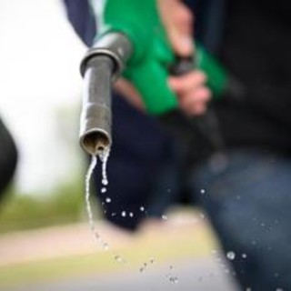 Caro carburanti, benzina arriva a 2,153 euro al litro. Gasolio a 2,330