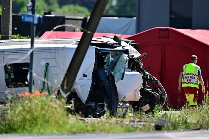 Scuolabus investito da un treno in Belgio, 4 morti tra cui due adolescenti Scuolabus investito da un treno in Belgio, 4 morti tra cui due adolescenti