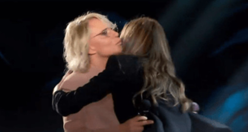 Maria De Filippi ricorda Costanzo a Belve e si commuove: "Gli chiederei se ha sofferto..." Maria De Filippi ricorda Costanzo a Belve e si commuove: "Gli chiederei se ha sofferto..."