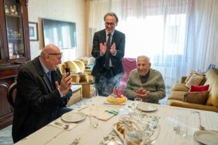 Crosetto e il caffè con il papà di Bonelli: "Ex combattente di 102 anni che ha fatto la storia d'Italia" Crosetto e il caffè con il papà di Bonelli: "Ex combattente di 102 anni che ha fatto la storia d'Italia"