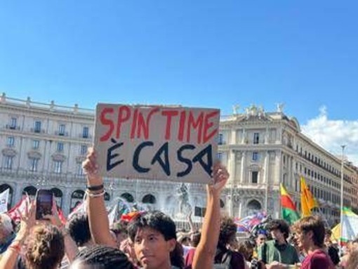 Roma, corteo Spin Time: "Città è di chi la vive non di chi specula" Roma, corteo Spin Time: "Città è di chi la vive non di chi specula"