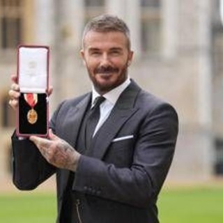 Beckham è 'Sir', re Carlo lo nomina Cavaliere per "i servigi resi allo sport e alla beneficenza" Beckham è 'Sir', re Carlo lo nomina Cavaliere per "i servigi resi allo sport e alla beneficenza"