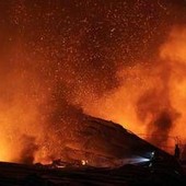 Ucraina ancora sotto attacco russo: raid su stazioni di servizio a Kiev, colpito mercantile a Odessa