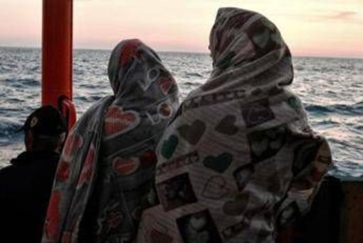Naufragio al largo della Tunisia, morti 40 migranti Naufragio al largo della Tunisia, morti 40 migranti