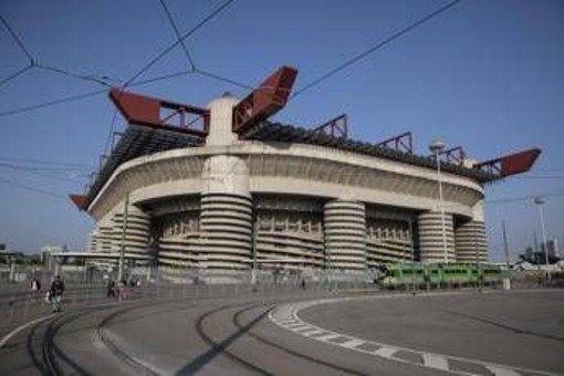 Tifosa norvegese denuncia molestie nei bagni di San Siro: indagato un addetto alle pulizie