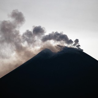 Cenere lavica dell’Etna, a Catania voli in arrivo sospesi sino alle ore 16