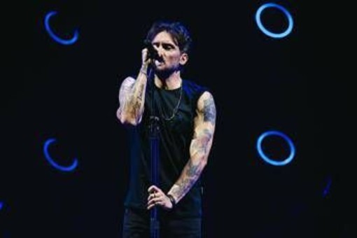 Sanremo 2026, Fabrizio Moro chi è: la cover con Eddie Brock Sanremo 2026, Fabrizio Moro chi è: la cover con Eddie Brock