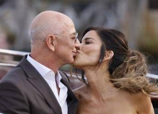Nozze Bezos, &quot;sei una meraviglia&quot;: il sussurro di Jeff alla moglie in abito da sposa