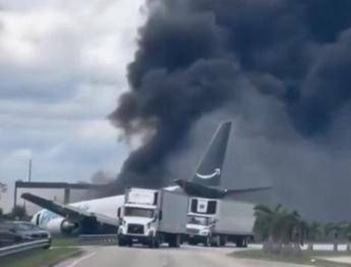 Aereo Boeing 767 cargo di Amazon esce di pista, si schianta e prende fuoco a Miami