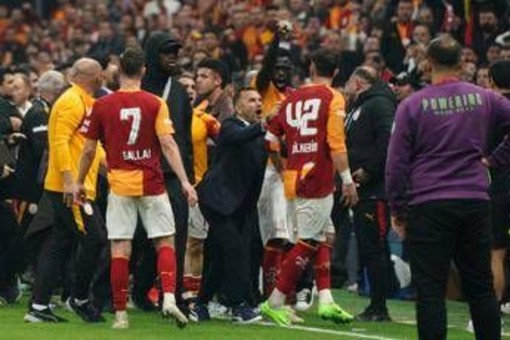 Galatasaray-Fenerbahçe, derby rovente: rissa nel finale e tensione alle stelle Galatasaray-Fenerbahçe, derby rovente: rissa nel finale e tensione alle stelle