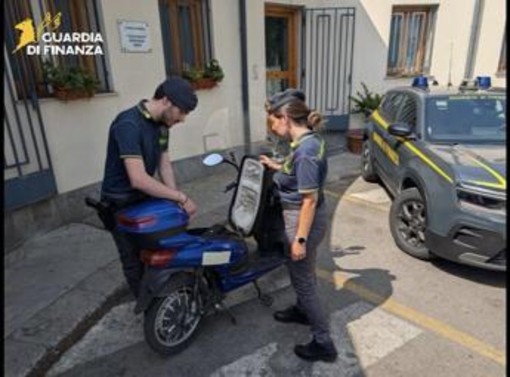 Sequestrati in tutta Italia migliaia di scooter illegali: venivano venduti come bici elettriche Sequestrati in tutta Italia migliaia di scooter illegali: venivano venduti come bici elettriche