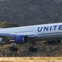 Parabrezza Boeing in frantumi, atterraggio d'emergenza e pilota ferito