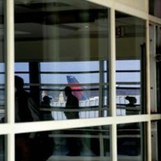 Bagaglio a mano incluso nel biglietto aereo, la stretta Ue: rischio rincari