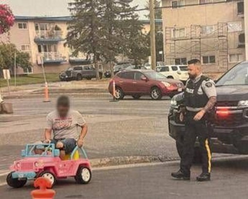 Guida la jeep di Barbie in strada, arrestato: &quot;Non volevo andare a piedi&quot;