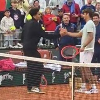 Roland Garros, la semifinale non si gioca? Cobolli si allena con un tifoso sul Centrale