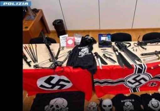 Terrorismo, arrestato 17enne a Trento: aveva armi e materiale suprematista. "Era pronto all'azione" Terrorismo, arrestato 17enne a Trento: aveva armi e materiale suprematista. "Era pronto all'azione"