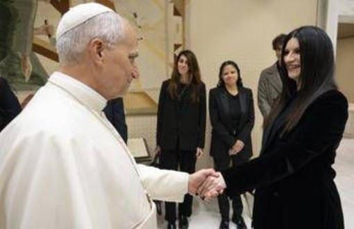 Il Papa incontra Laura Pausini: "Già da Sanremo ero un suo fan" Il Papa incontra Laura Pausini: "Già da Sanremo ero un suo fan"