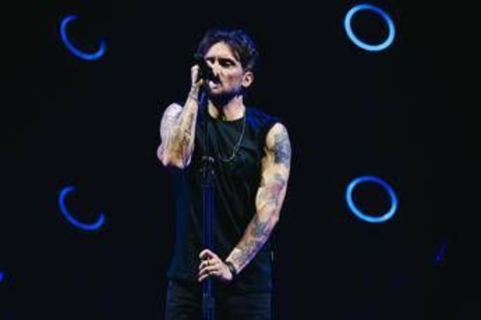 Sanremo 2026, Fabrizio Moro chi è: la cover con Eddie Brock